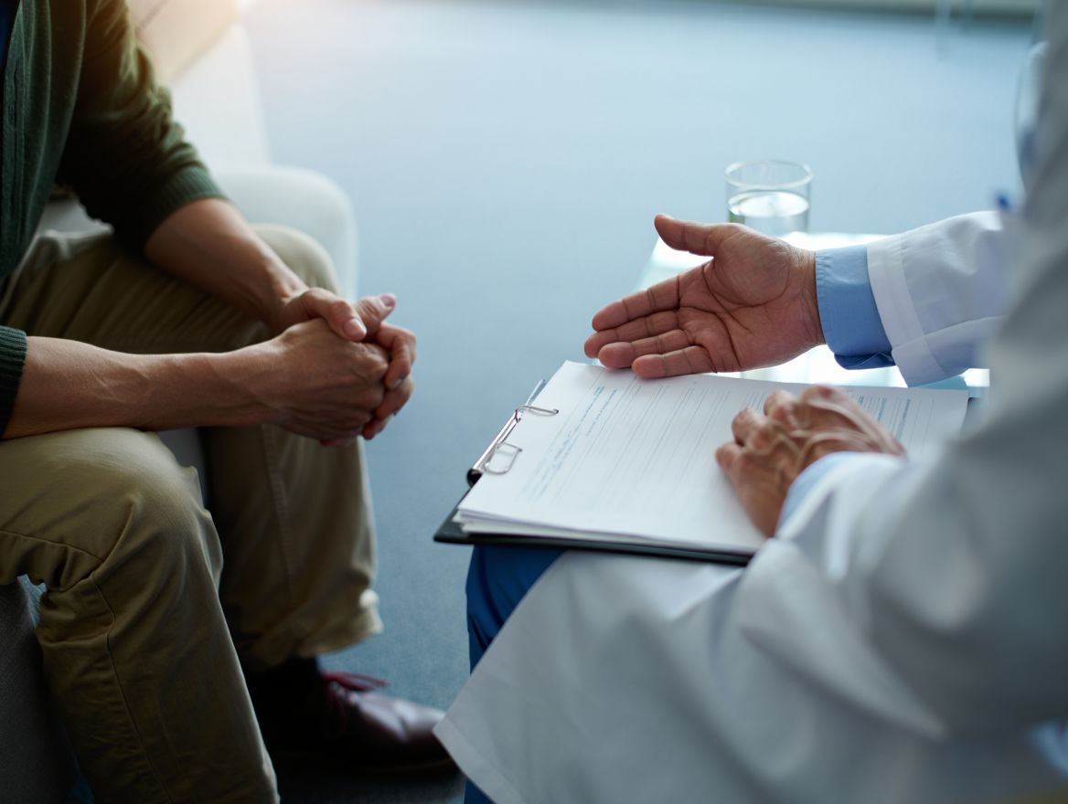 Консультация с врачом в клинике, врач что-то объясняет